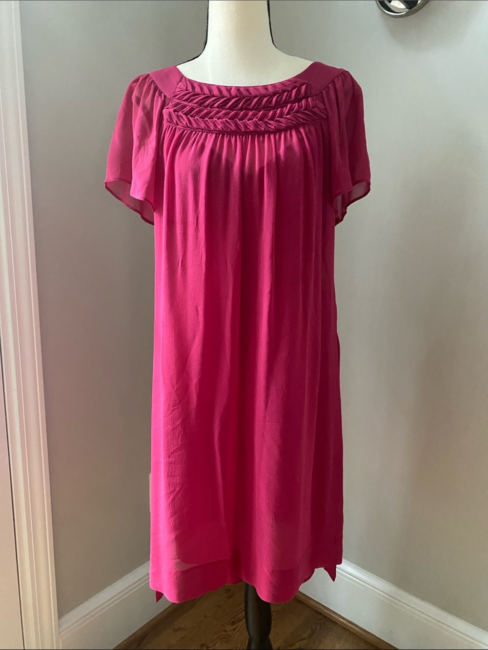 Banana Republic 100% silk dress size medium pink knee length boxy quiet luxury